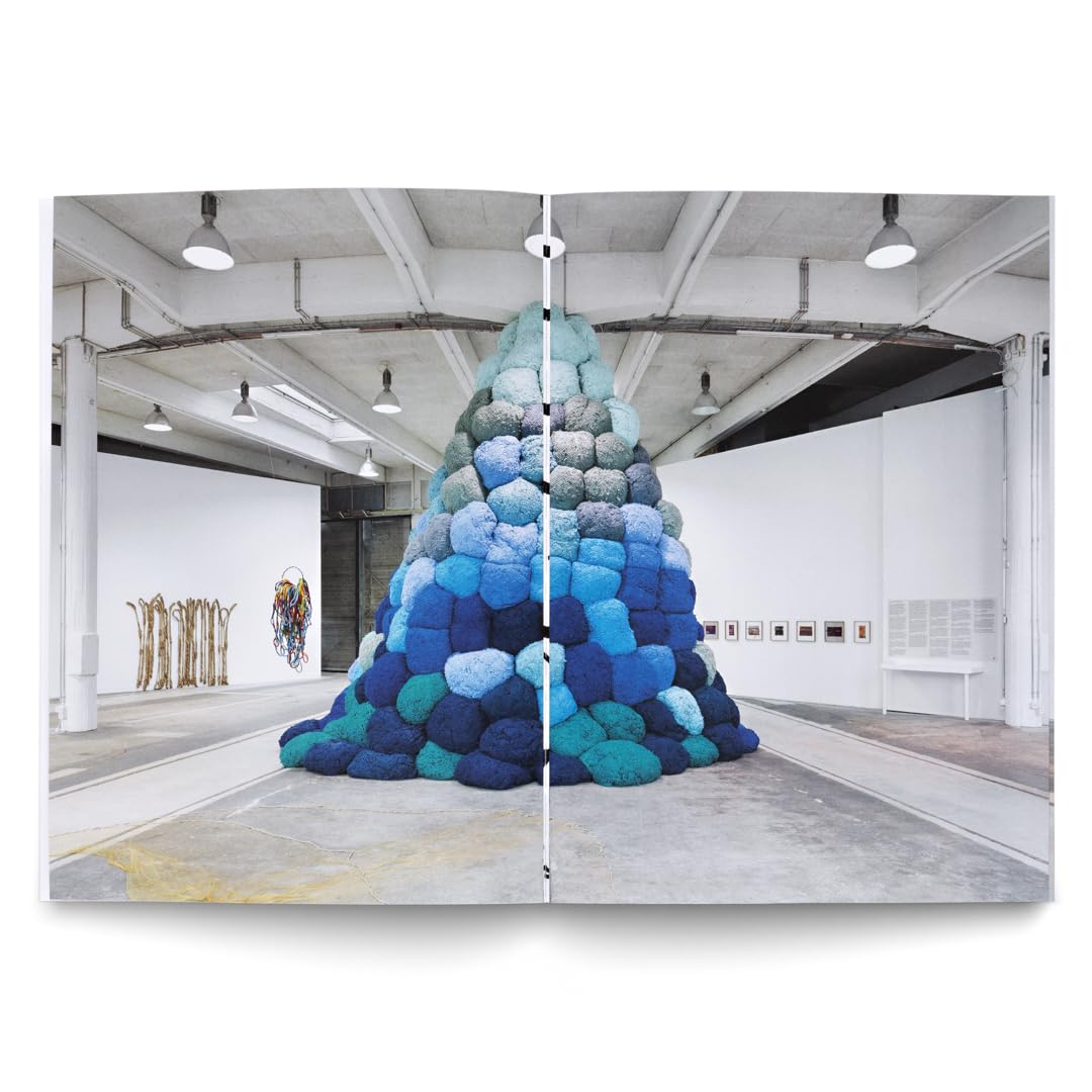Sheila Hicks (Bilingual edition): a little bit of a lot of things
